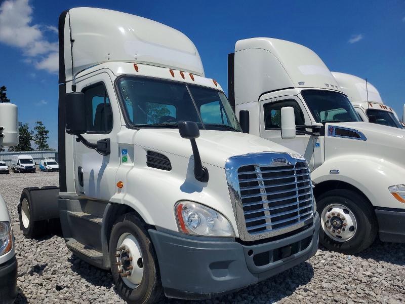 2018 Freightliner Cascadia 113 VIN 3AKBGADV1JSJN2804 COPART salvage auction — MINOR DENT/SCRATCHES, IN - CERTIFICATE OF TITLE, sold $950 on 2026-07-10 (photo 1)
