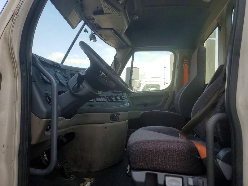 2018 Freightliner Cascadia 113 VIN 3AKBGADV8JSJN2668 COPART salvage auction — NORMAL WEAR, IN - CERTIFICATE OF TITLE, sold $1,450 on 2026-07-16 (photo 5)
