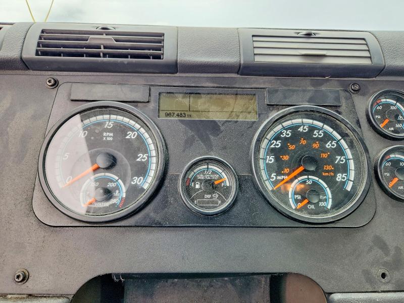 2018 Freightliner Cascadia 113 VIN 3AKBGADV1JSJN2804 COPART salvage auction — MINOR DENT/SCRATCHES, IN - CERTIFICATE OF TITLE, sold $950 on 2026-07-10 (photo 8)