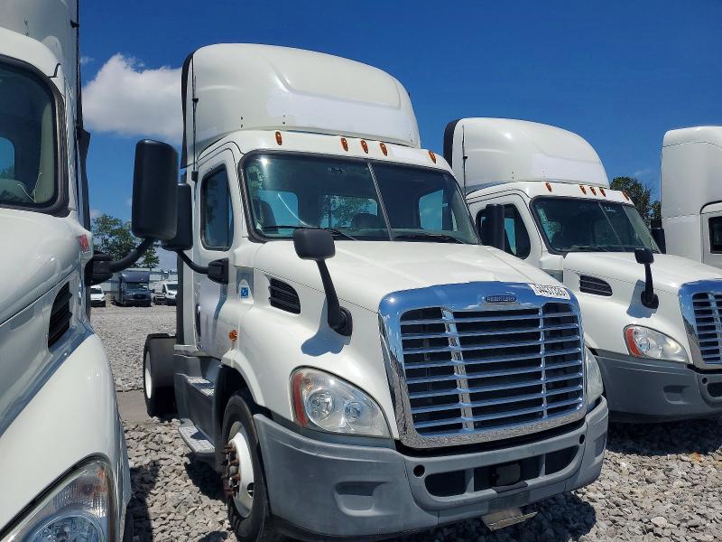2017 Freightliner Cascadia 113 VIN 3AKBGADVXHSJD0645 COPART salvage auction — MINOR DENT/SCRATCHES, IN - CERTIFICATE OF TITLE, sold $525 on 2026-07-10 (photo 1)