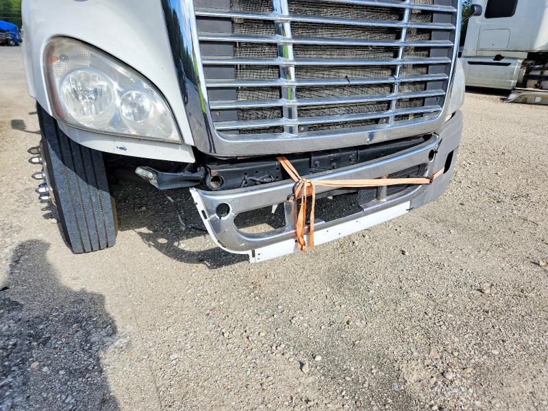 2016 Freightliner All other VIN 3AKJGLDV1GSGS4695 COPART salvage auction — MINOR DENT/SCRATCHES, LA - CERTIFICATE OF TITLE, sold $3,900 on 2026-07-28 (photo 9)
