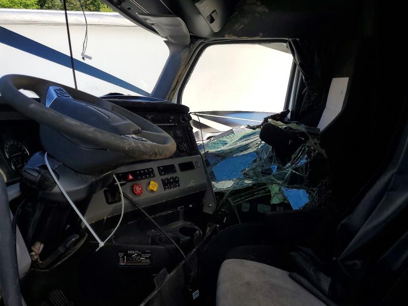 2022 Freightliner All other VIN 3AKJHHDR8NSNT9120 COPART salvage auction — ROLLOVER, ST, sold $125 on 2026-07-23 (photo 5)