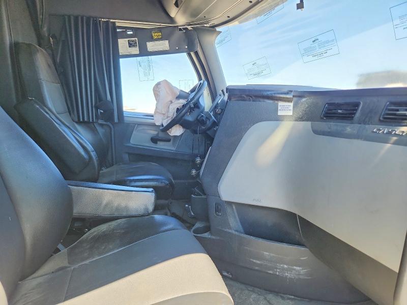 2019 Freightliner All other VIN 3AKJHHDR2KSKX8918 COPART salvage auction — ROLLOVER, NV - SALVAGE TITLE, sold $500 on 2026-07-09 (photo 5)