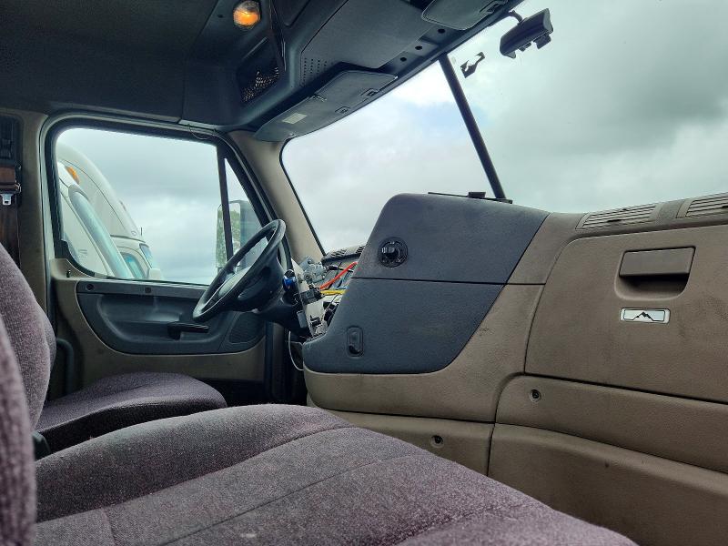 2017 Freightliner Cascadia 113 VIN 3AKBGADVXHSJD0645 COPART salvage auction — MINOR DENT/SCRATCHES, IN - CERTIFICATE OF TITLE, sold $525 on 2026-07-10 (photo 5)