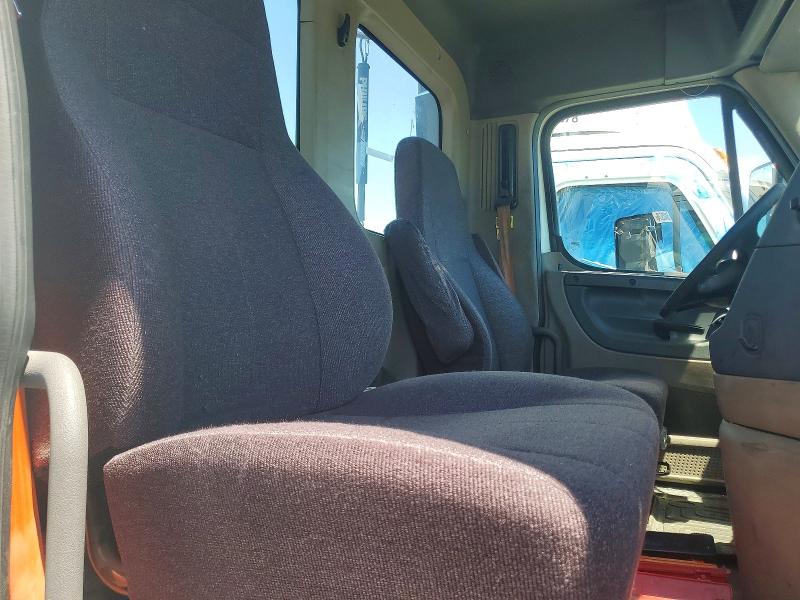 2018 Freightliner Cascadia 113 VIN 3AKBGADV0JSJN2714 COPART salvage auction — MINOR DENT/SCRATCHES, IN - CERTIFICATE OF TITLE, sold $225 on 2026-07-10 (photo 6)