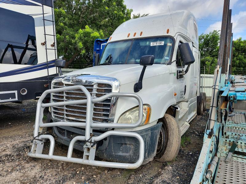 2015 Freightliner All other VIN 1FUJGLD54FLGE0637 COPART salvage auction — SIDE, SV, sold $2,000 on 2026-07-09 (photo 2)