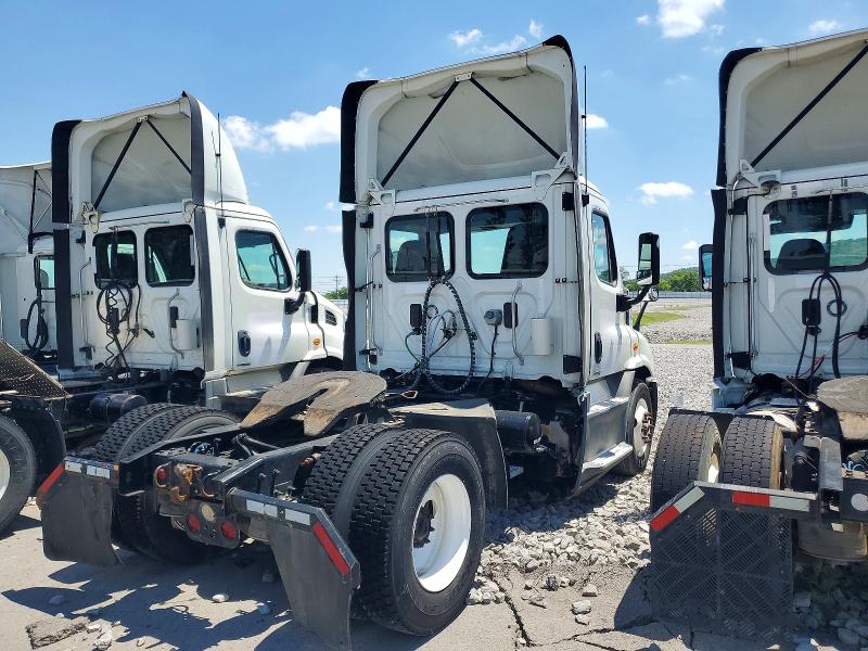 2017 Freightliner Cascadia 113 VIN 3AKBGADVXHSJD0645 COPART salvage auction — MINOR DENT/SCRATCHES, IN - CERTIFICATE OF TITLE, sold $525 on 2026-07-10 (photo 4)
