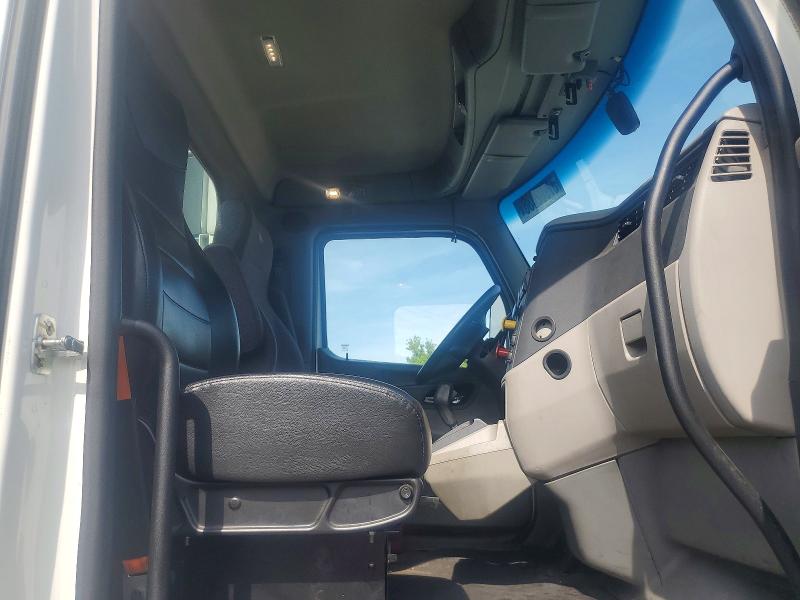 2018 Peterbilt All other VIN 1XPBA48XXJD478367 COPART salvage auction — MINOR DENT/SCRATCHES, IN - CERTIFICATE OF TITLE, sold $5,300 on 2026-07-28 (photo 5)