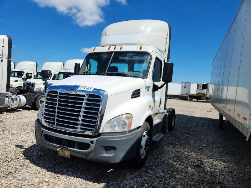 2018 Freightliner Cascadia 113 VIN 3AKBGADV8JSJN2668 COPART salvage auction — NORMAL WEAR, IN - CERTIFICATE OF TITLE, sold $1,450 on 2026-07-16 (photo 2)