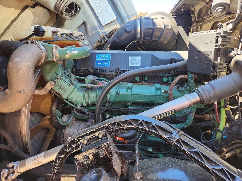 2016 Volvo VNL VIN 4V4NC9EG8GN974902 COPART salvage auction — MINOR DENT/SCRATCHES, NY - CERTIFICATE OF TITLE, sold $6,600 on 2026-10-13 (photo 7)