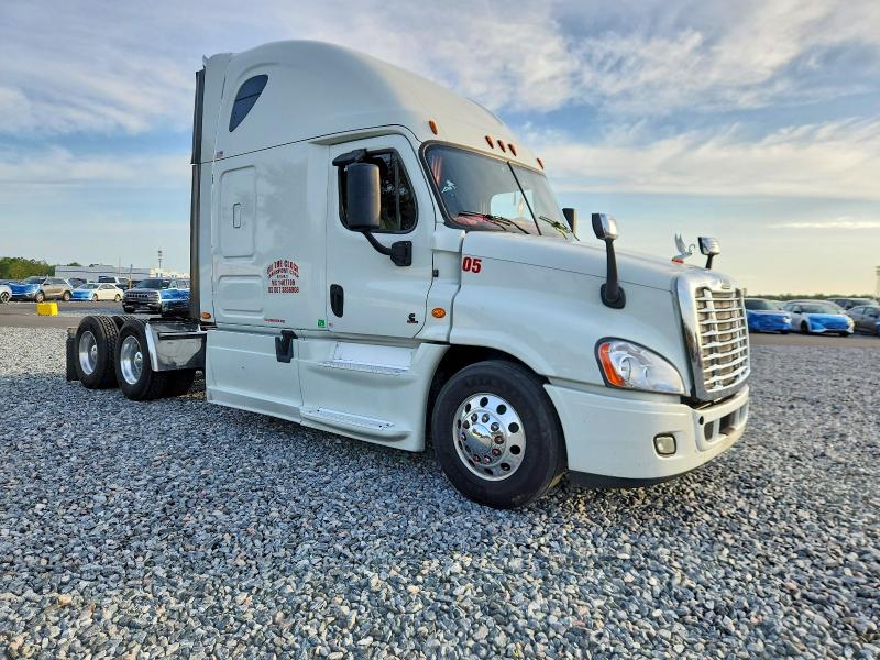 2015 Freightliner All models VIN 1FUJGLBG5FLGS1622 COPART salvage auction — MINOR DENT/SCRATCHES, FL - CERT OF TITLE SLVG REBUILDABLE, sold $7,200 on 2026-07-30 (photo 1)