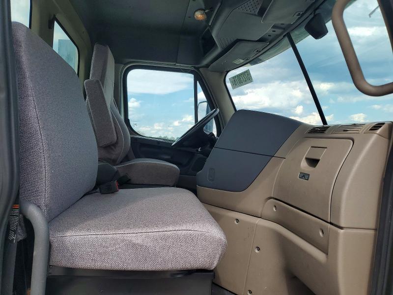 2018 Freightliner All other VIN 3AKJGEDVXJSJK4664 COPART salvage auction — MINOR DENT/SCRATCHES, OH - CERTIFICATE OF TITLE, sold $4,100 on 2026-07-21 (photo 5)