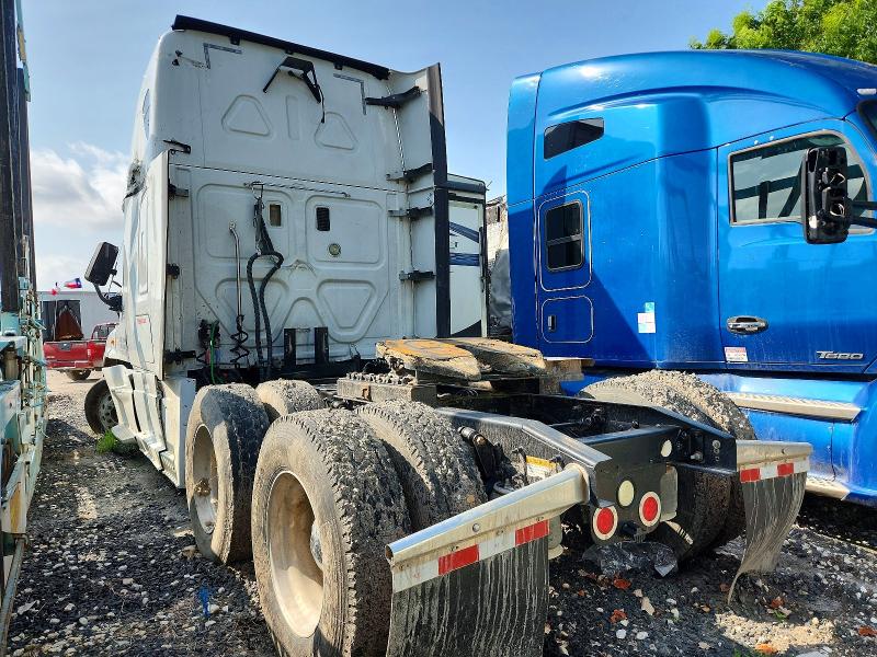 2015 Freightliner All other VIN 1FUJGLD54FLGE0637 COPART salvage auction — SIDE, SV, sold $2,000 on 2026-07-09 (photo 3)