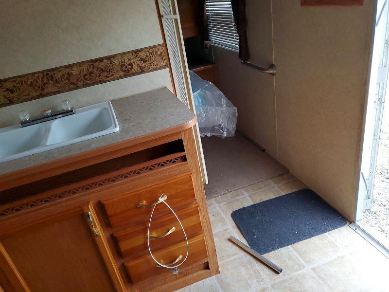2005 Jayco Rv trailer VIN 1UJBJ02P751EN1950 COPART salvage auction — MINOR DENT/SCRATCHES, IN - CERT OF TITLE-SALVAGE TITLE, sold $40 on 2026-07-30 (photo 5)