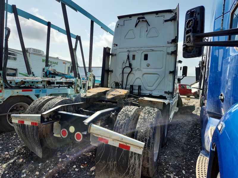 2015 Freightliner All other VIN 1FUJGLD54FLGE0637 COPART salvage auction — SIDE, SV, sold $2,000 on 2026-07-09 (photo 4)