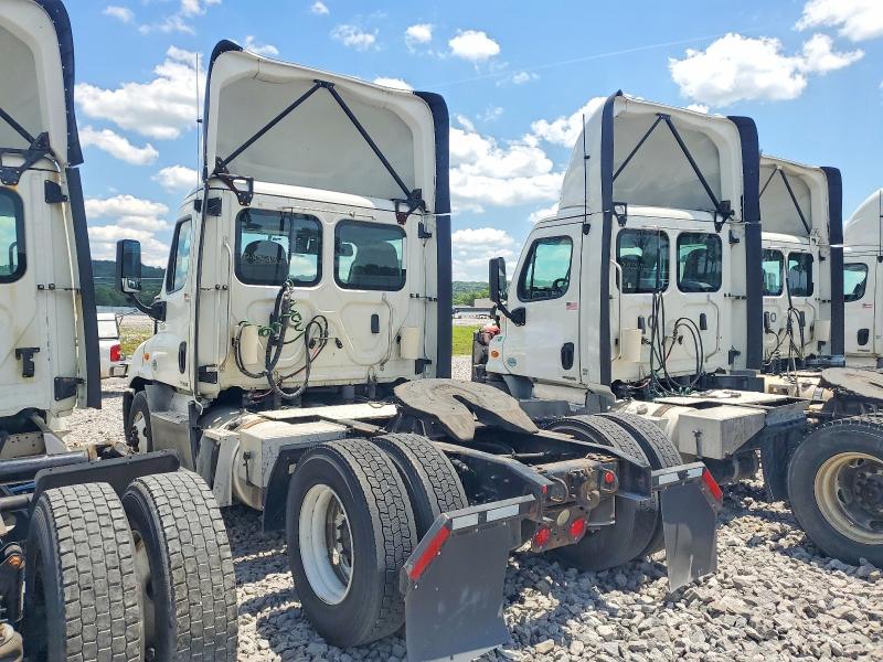 2018 Freightliner Cascadia 113 VIN 3AKBGADV0JSJN2714 COPART salvage auction — MINOR DENT/SCRATCHES, IN - CERTIFICATE OF TITLE, sold $225 on 2026-07-10 (photo 3)