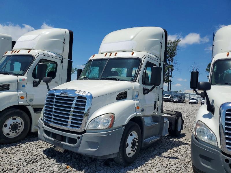 2017 Freightliner Cascadia 113 VIN 3AKBGADVXHSJD0645 COPART salvage auction — MINOR DENT/SCRATCHES, IN - CERTIFICATE OF TITLE, sold $525 on 2026-07-10 (photo 2)