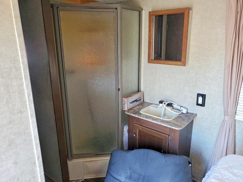 2015 Kyrv Hideout VIN 4YDT24R20FN205541 COPART salvage auction — SIDE, OR - SALVAGE TITLE CERTIFICATE, sold $1,650 on 2026-07-27 (photo 8)