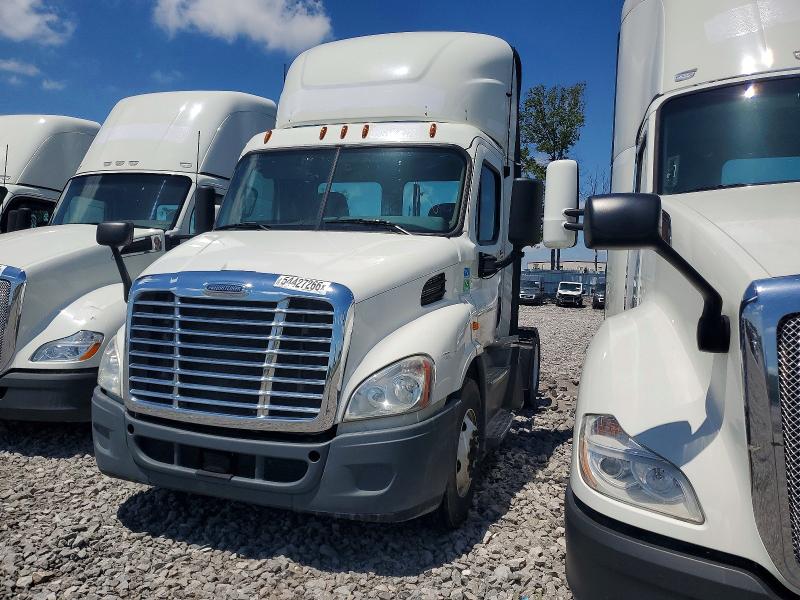 2018 Freightliner Cascadia 113 VIN 3AKBGADV1JSJN2804 COPART salvage auction — MINOR DENT/SCRATCHES, IN - CERTIFICATE OF TITLE, sold $950 on 2026-07-10 (photo 2)