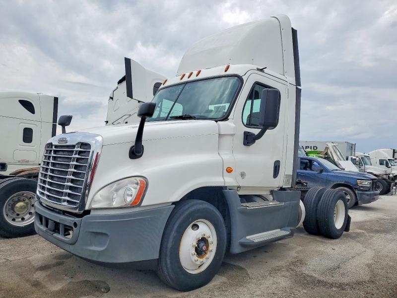 2016 Freightliner All other VIN 1FUBGEDV1GLHC5761 COPART salvage auction — NORMAL WEAR, IN - CERTIFICATE OF TITLE, sold $4,500 on 2026-08-31 (photo 2)