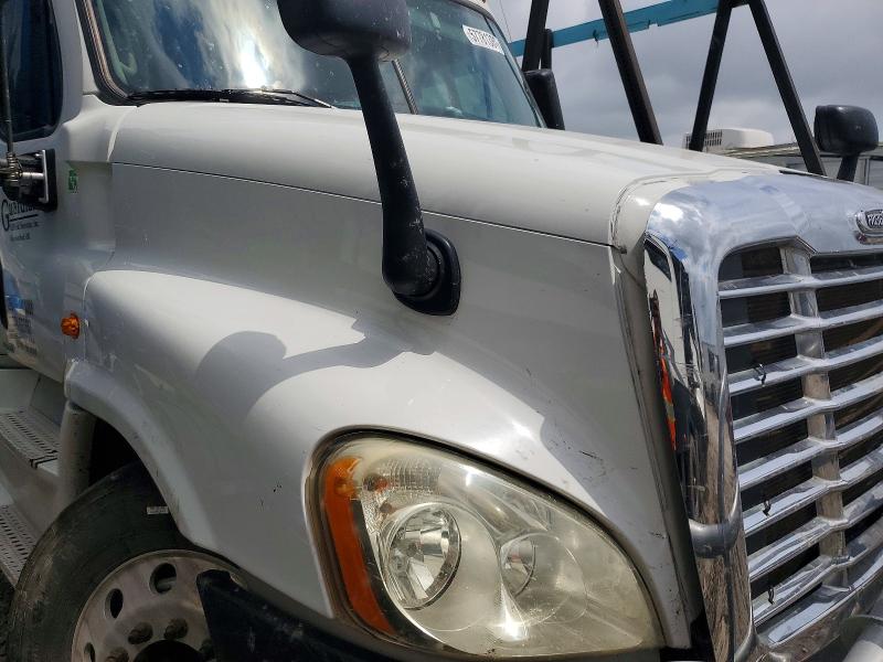 2015 Freightliner All other VIN 1FUJGLD54FLGE0637 COPART salvage auction — SIDE, SV, sold $2,000 on 2026-07-09 (photo 7)