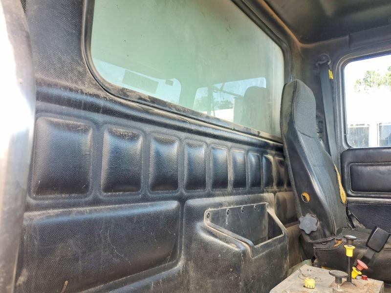 1999 Mack All other VIN 1M2AD09C2XW007508 COPART salvage auction — ROLLOVER, OH - CERT OF TITLE-SALVAGE, sold $8,000 on 2026-07-09 (photo 6)