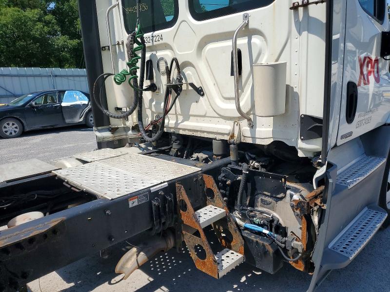 2018 Freightliner Cascadia 113 VIN 3AKBGADV0JSJN2714 COPART salvage auction — MINOR DENT/SCRATCHES, IN - CERTIFICATE OF TITLE, sold $225 on 2026-07-10 (photo 9)