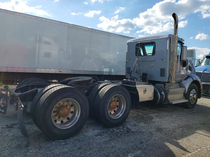 2017 Peterbilt All other VIN 1XPBDP9X8HD358407 COPART salvage auction — NORMAL WEAR, IL - CERTIFICATE OF TITLE, sold $8,000 on 2026-07-07 (photo 4)
