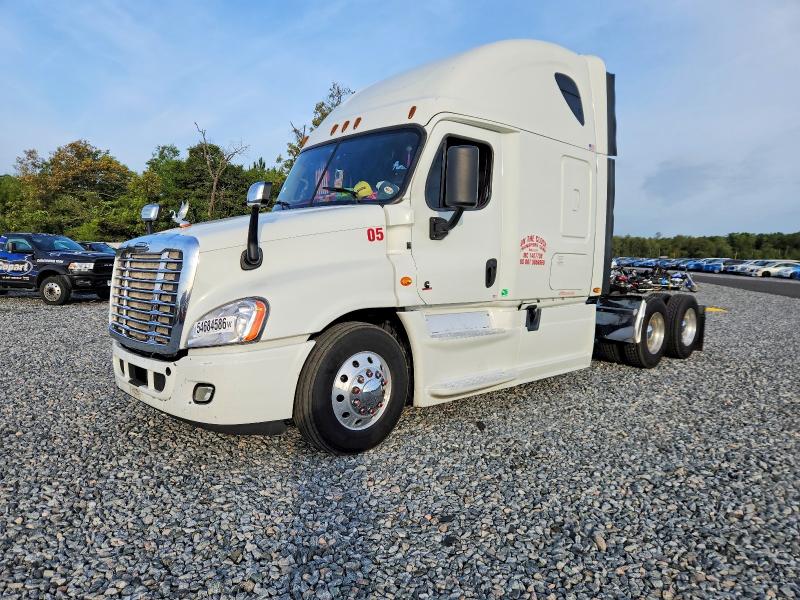 2015 Freightliner All models VIN 1FUJGLBG5FLGS1622 COPART salvage auction — MINOR DENT/SCRATCHES, FL - CERT OF TITLE SLVG REBUILDABLE, sold $3,600 on 2026-07-23 (photo 2)