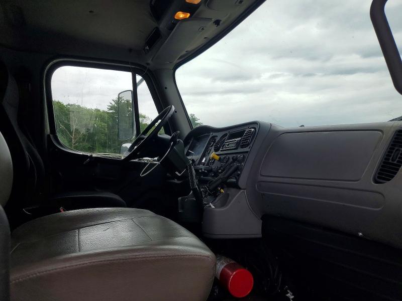 2015 Freightliner All other VIN 1FVACXDT2FHGJ9774 COPART salvage auction — MECHANICAL, IN - CERTIFICATE OF TITLE, sold $6,100 on 2026-07-09 (photo 8)