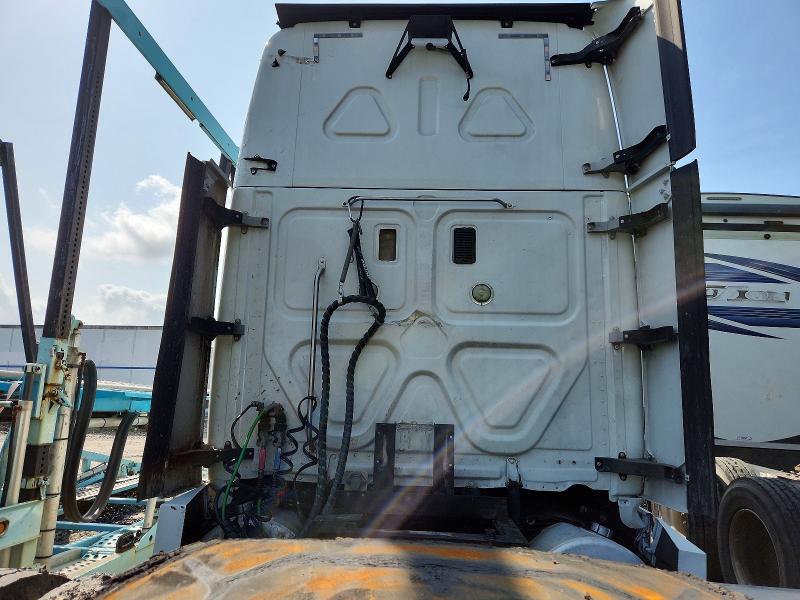 2015 Freightliner All other VIN 1FUJGLD54FLGE0637 COPART salvage auction — SIDE, SV, sold $2,000 on 2026-07-09 (photo 6)