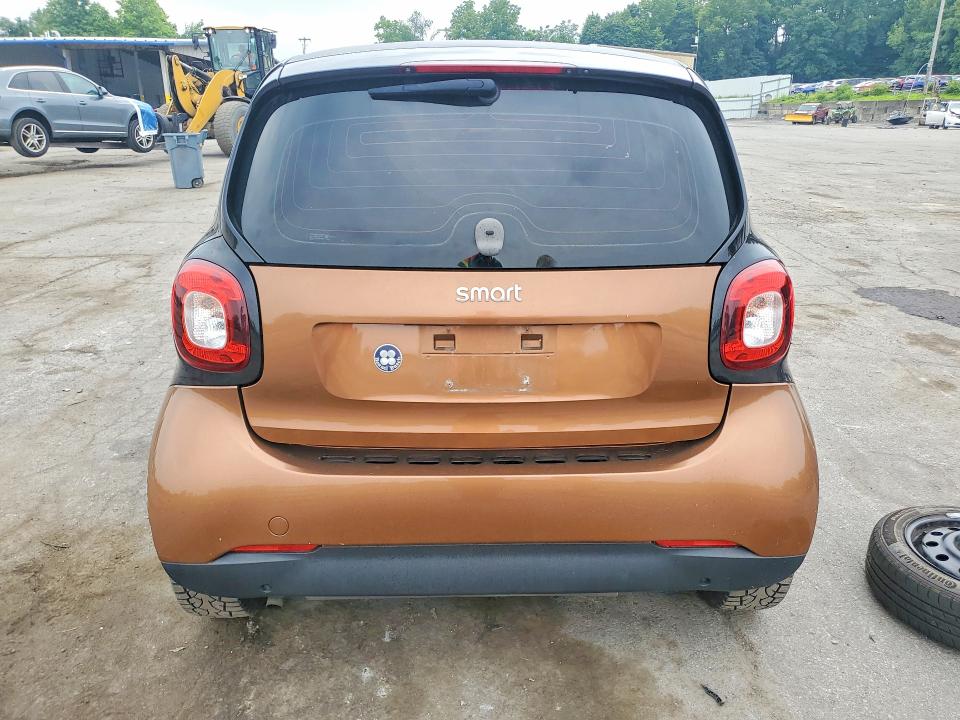 2016 Smart Fortwo VIN WMEFJ5DA1GK052308 COPART salvage auction — MINOR DENT/SCRATCHES, CT, sold $575 on 2026-08-03 (photo 6)