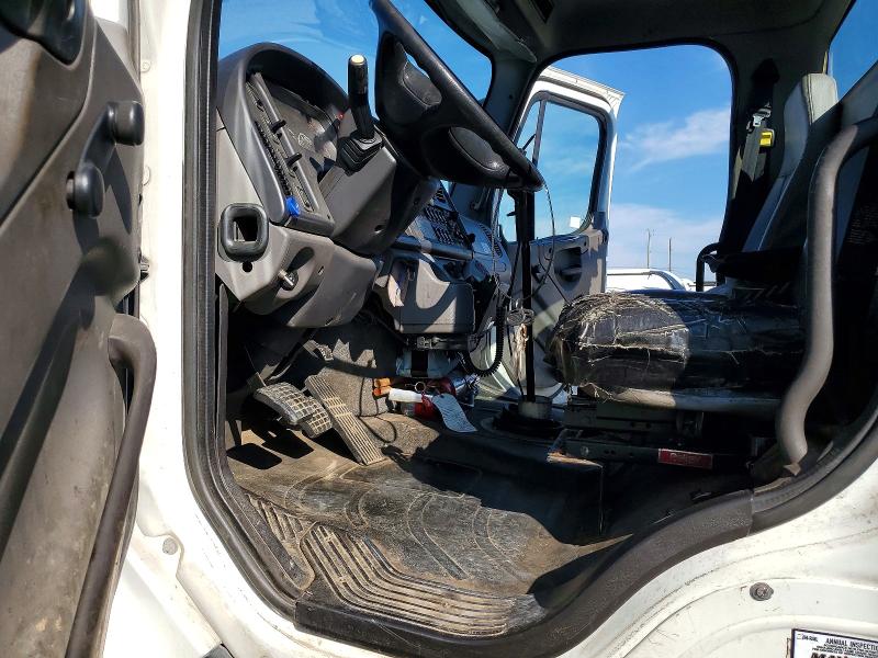 2016 Freightliner All other VIN 1FVAG0CY8GHHC7810 COPART salvage auction — MINOR DENT/SCRATCHES, NJ - CERTIFICATE OF TITLE, sold $2,550 on 2026-07-28 (photo 7)