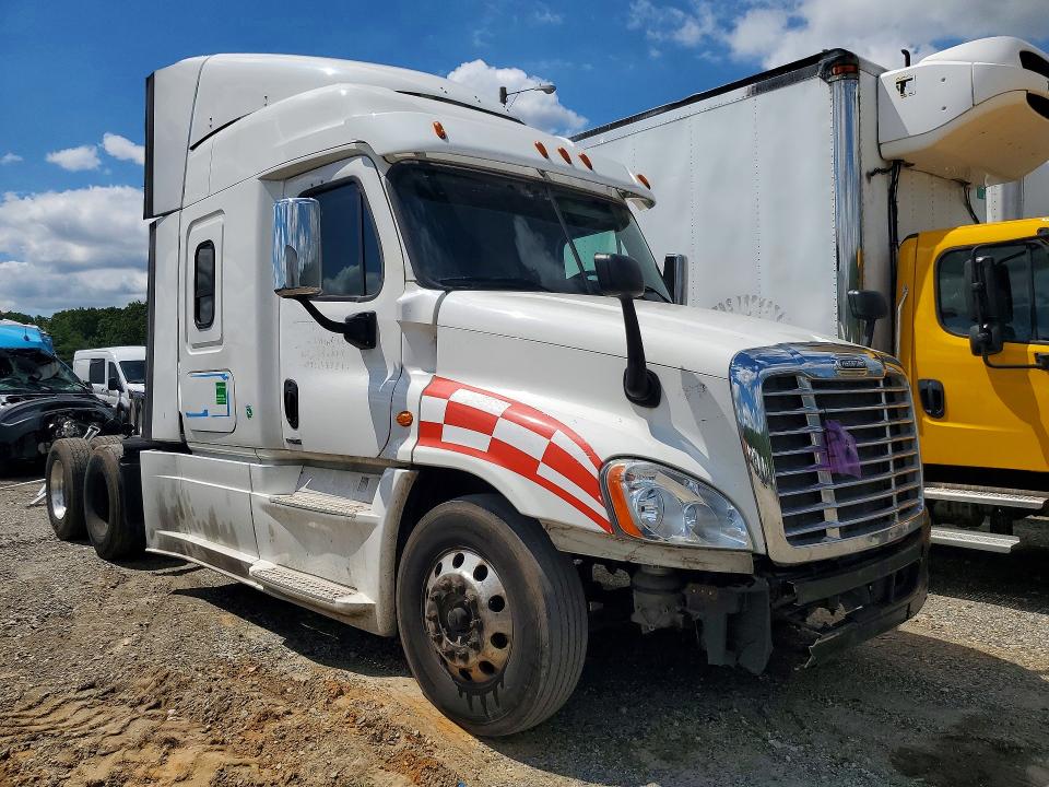 2017 Freightliner All other VIN 1FUJGLDR0HLJB5318 COPART salvage auction — MINOR DENT/SCRATCHES, NJ - CERTIFICATE OF TITLE, sold $7,800 on 2026-07-28 (photo 4)