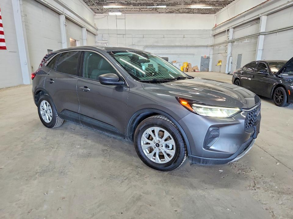 2023 Ford Escape VIN 1FMCU0GZ4PUA98812 COPART salvage auction — MINOR DENT/SCRATCHES, VA - CERTIFICATE OF TITLE, sold $8,200 on 2026-08-20 (photo 4)