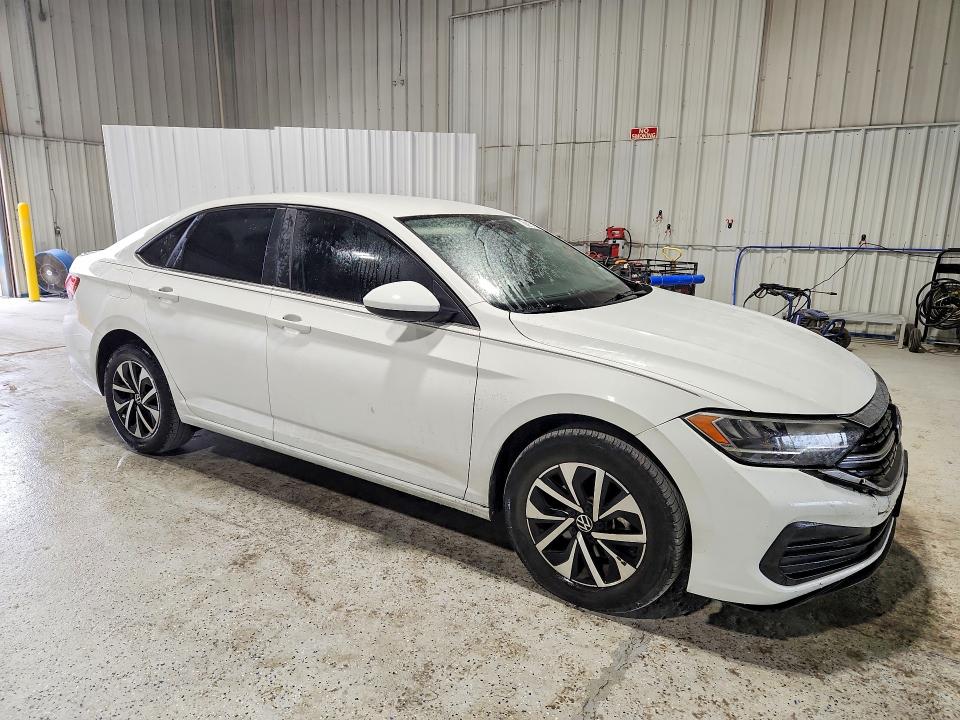 2024 Volkswagen Jetta VIN 3VW5M7BU8RM095840 COPART salvage auction — NORMAL WEAR, Tx - Certificate Of Title (P), sold $13,200 on 2026-08-11 (photo 4)
