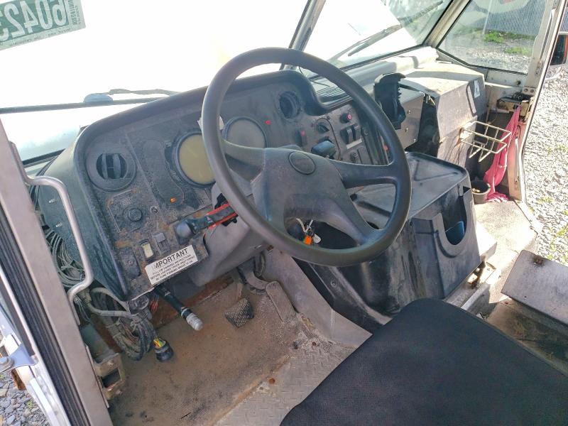 2004 Freightliner All other VIN 4UZAANBW94CM71449 COPART salvage auction — MECHANICAL, ON - PERMIT NO BRAND - UNFIT, sold $15 on 2026-08-12 (photo 8)