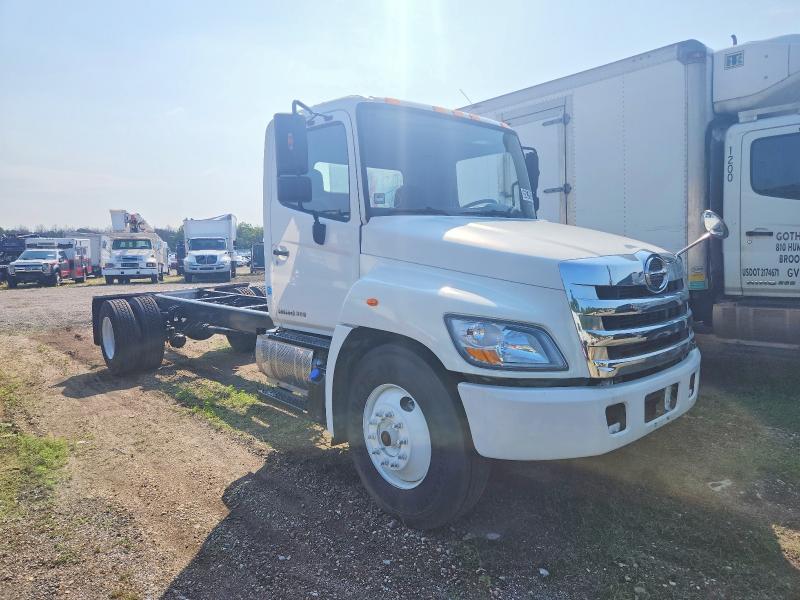 2017 Hino 338 VIN 5PVNV8JR4H4S51112 — COPART salvage auction photo