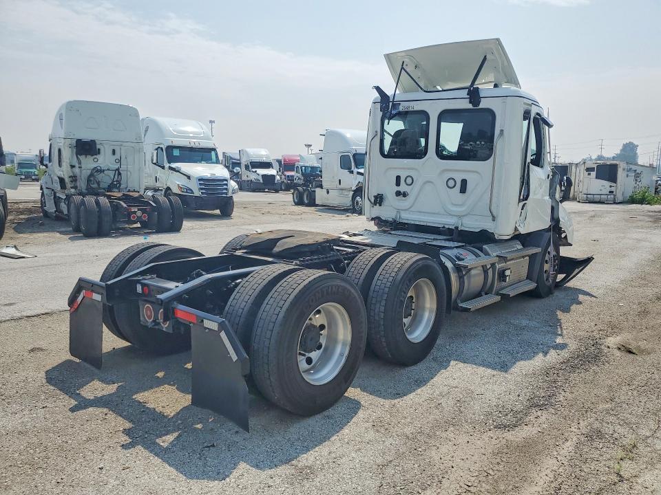 2025 Freightliner All other VIN 3AKJHTDV0SDVL0279 COPART salvage auction — ALL OVER, AZ - CERT OF TITLE - SALVAGE, sold $11,300 on 2026-07-27 (photo 3)