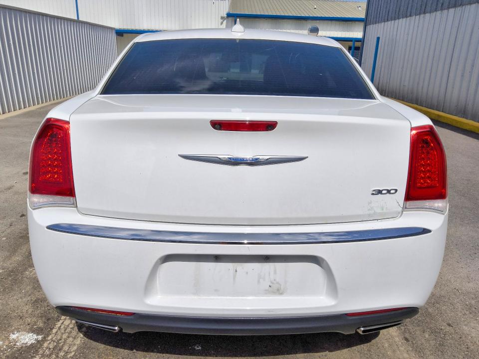 2018 Chrysler 300 VIN 2C3CCAAG6JH314159 COPART salvage auction — MINOR DENT/SCRATCHES, LA - CERTIFICATE OF TITLE, sold $9,000 on 2026-08-20 (photo 6)