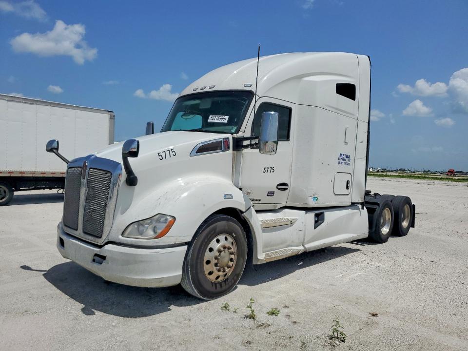 2019 Kenworth All other VIN 1XKYDP9X6KJ241630 COPART salvage auction — MINOR DENT/SCRATCHES, FL - CERTIFICATE OF TITLE (P), sold $10,000 on 2026-07-28 (photo 1)
