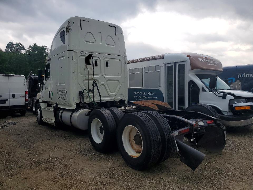 2018 Freightliner All other VIN 3AKJHHDR7JSKC8414 COPART salvage auction — MINOR DENT/SCRATCHES, NJ - CERTIFICATE OF TITLE, sold $2,600 on 2026-07-28 (photo 2)