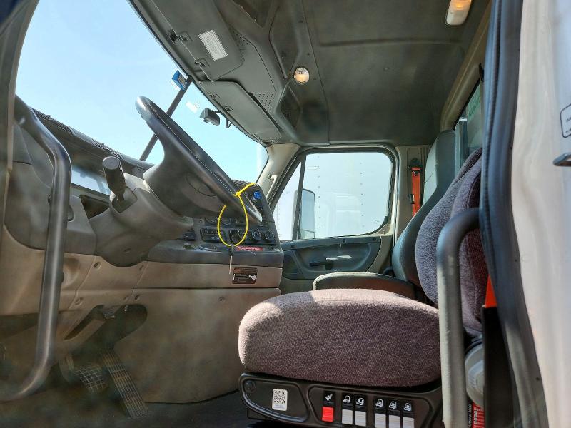 2015 Freightliner All other VIN 1FUJGEDV2FLGJ9768 COPART salvage auction — NORMAL WEAR, CT, sold $3,150 on 2026-08-11 (photo 7)