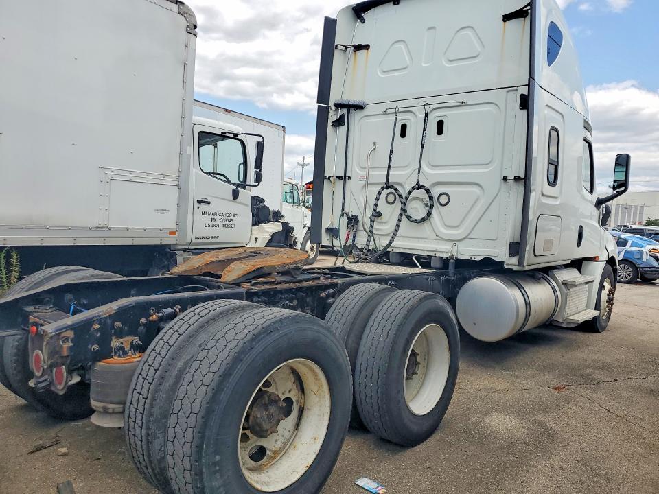2019 Freightliner All other VIN 3AKJHHDR2KSKN7017 COPART salvage auction — MINOR DENT/SCRATCHES, CT, sold $11,500 on 2026-08-25 (photo 3)