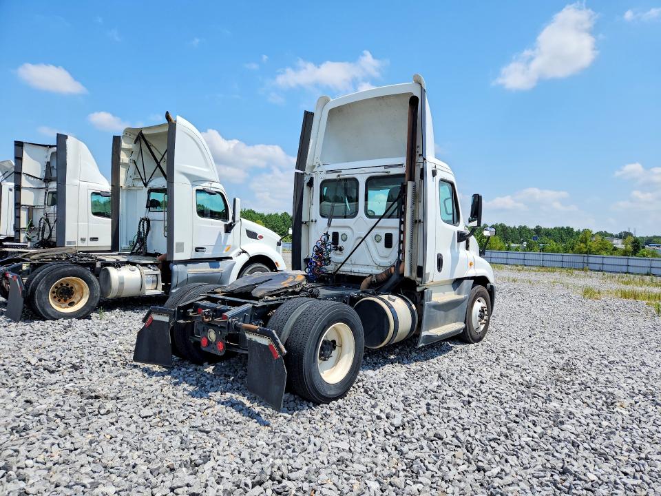 2015 Freightliner All other VIN 1FUBGEDV5FLGH4778 COPART salvage auction — NORMAL WEAR, ME - CERTIFICATE OF TITLE, sold $5,000 on 2026-08-11 (photo 3)
