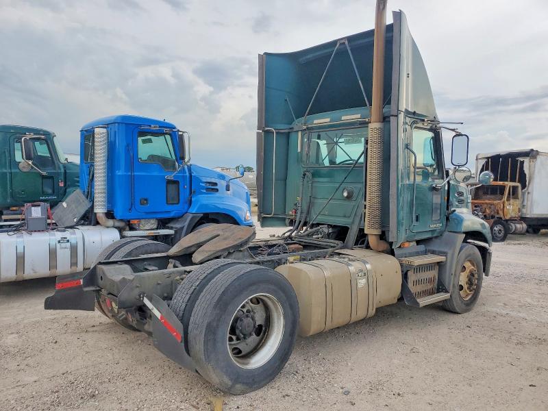 2015 Mack All other VIN 1M1AW01X7FM006927 COPART salvage auction — MINOR DENT/SCRATCHES, IN - CERTIFICATE OF TITLE, sold $2,550 on 2026-07-31 (photo 4)