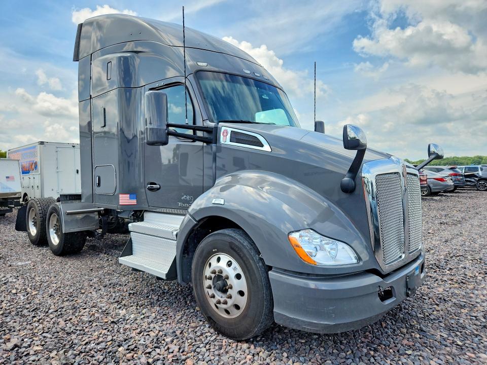 2020 Kenworth All other VIN 1XKYDP9X6LJ398236 COPART salvage auction — NORMAL WEAR, IN - CERTIFICATE OF TITLE, sold $8,900 on 2026-07-28 (photo 4)