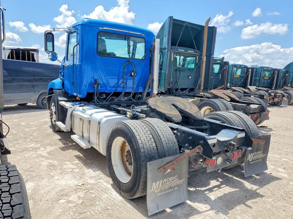 2015 Mack All other VIN 1M1AW01X3FM007086 COPART salvage auction — MINOR DENT/SCRATCHES, IN - CERTIFICATE OF TITLE, sold $5,000 on 2026-07-31 (photo 2)