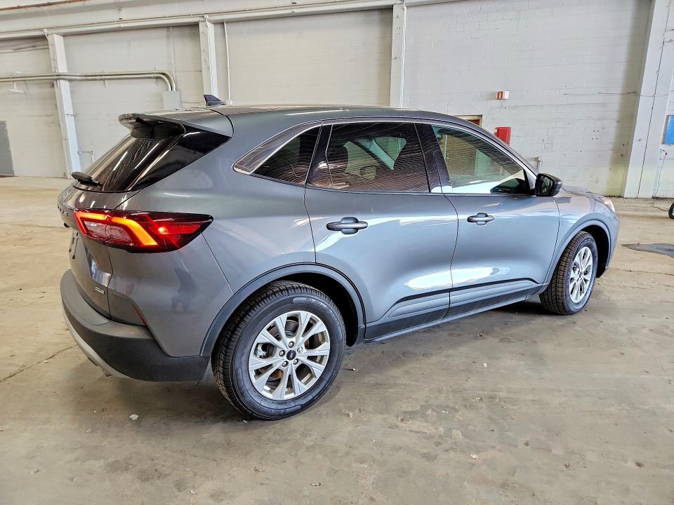 2023 Ford Escape VIN 1FMCU0GZ4PUA98812 COPART salvage auction — MINOR DENT/SCRATCHES, VA - CERTIFICATE OF TITLE, sold $8,200 on 2026-08-20 (photo 3)