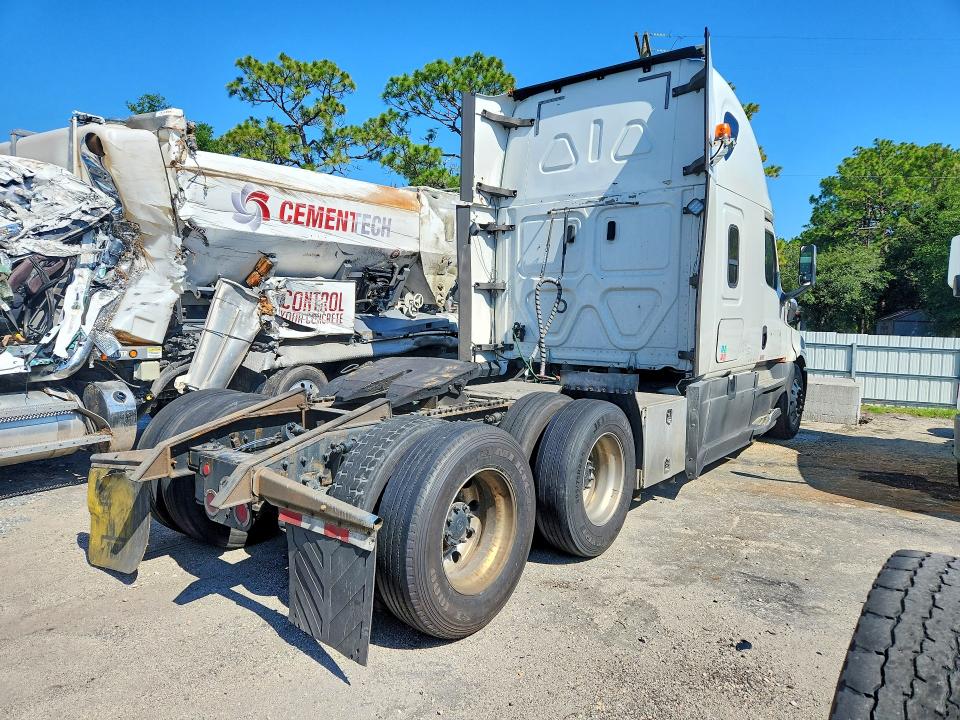 2020 Freightliner All other VIN 3AKJHHDR2LSKW8942 COPART salvage auction — MINOR DENT/SCRATCHES, FL - CERTIFICATE OF TITLE, sold $9,300 on 2026-08-25 (photo 3)